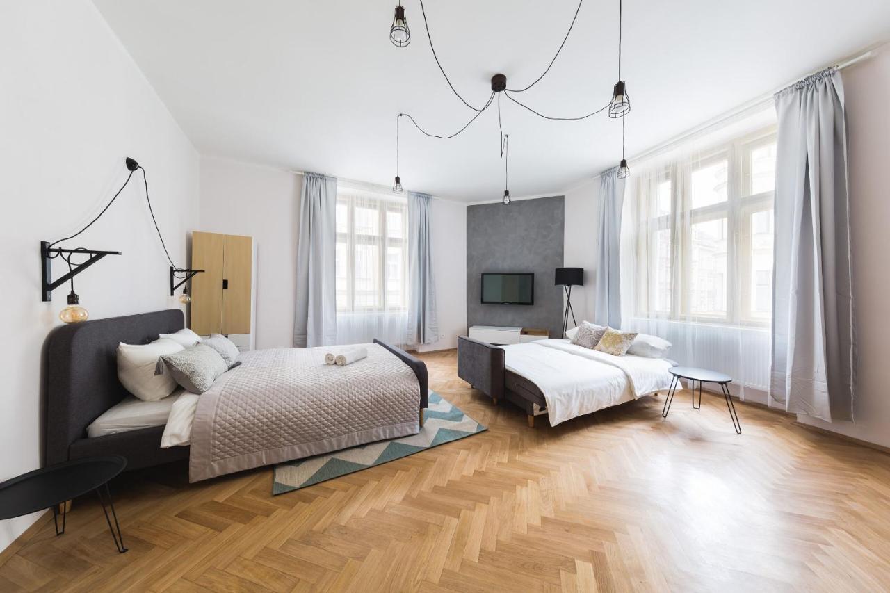 Boheme Three Апартаменти *
